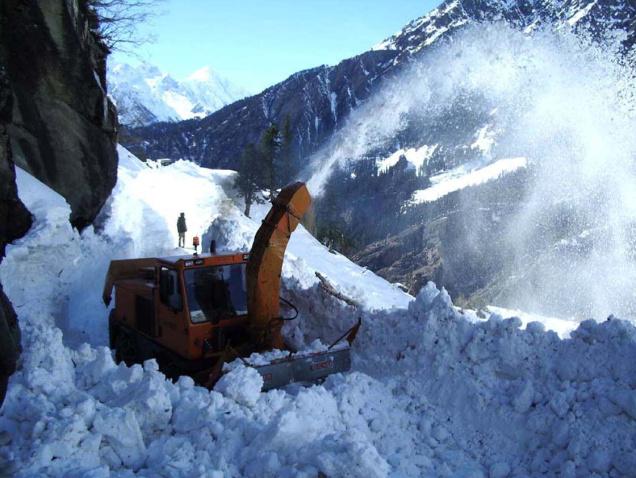 500 landslides derail road traffic in Himachal