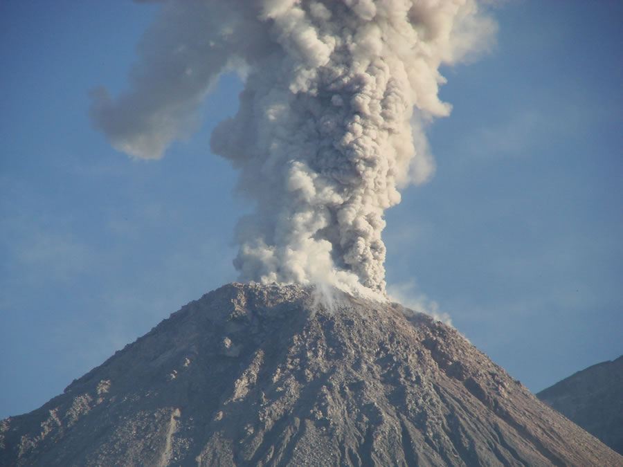 Santa Maria erupts, pyroclastic flows detected, Guatemala