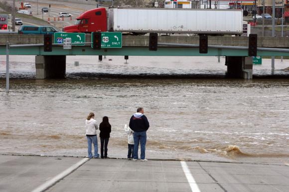 Rising rivers swell across US Midwest