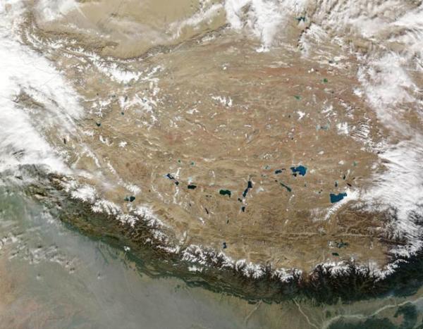 Epic shoving match takes place far below Tibet