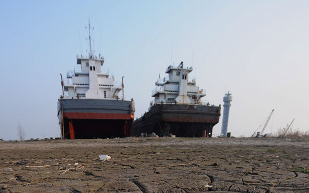 Severe drought closes Yangtze river to shipping