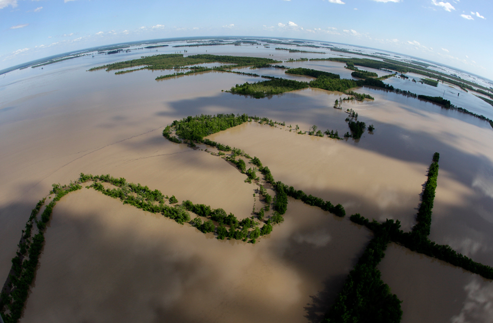 historic-mississippi-flood-gathering-toward-delta