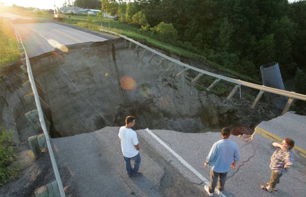 18 meters deep sinkhole swallowed portion of highway in Ontario, Canada
