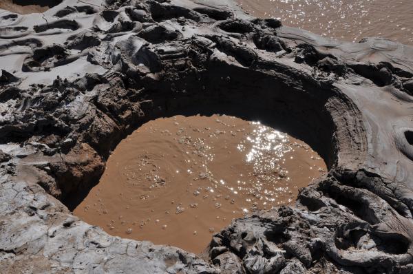 mud-eruption-in-ninh-thuan-is-small-scale-geological-accident