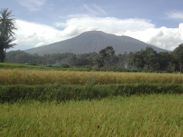 gunung-marapi-volcano-in-sumatra-indonesia-was-raised-to-level-2-alert