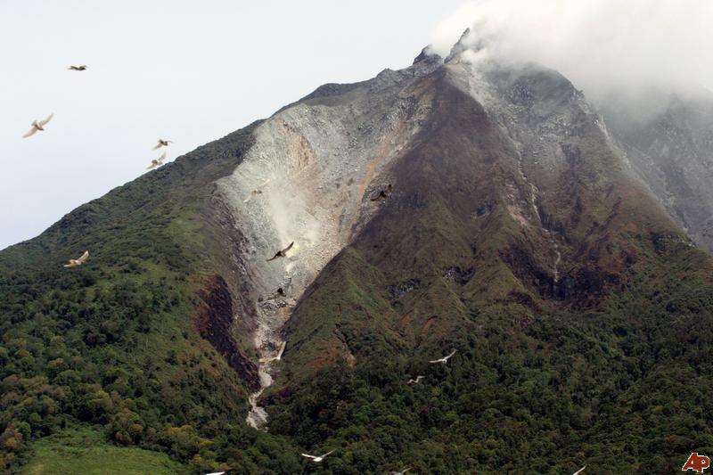 indonesian-volcano-mount-karangetang-on-siau-unleashes-fresh-burst