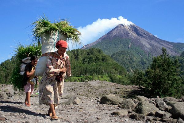 18 Indonesian volcanoes on alert status
