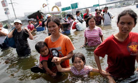 Bangkok residents flee as floods advance on city centre