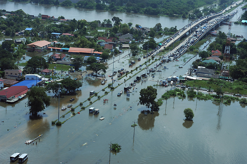 Thailand flood waters gain on Bangkok