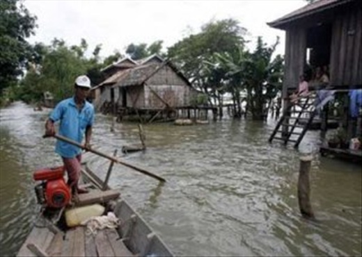 so-far-the-floods-in-cambodia-claimed-207-lives-300000-hectares-of-rice-fields-and-left-1-2-million-people-affected