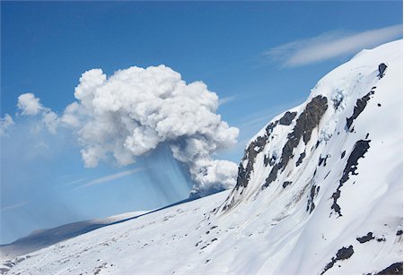 Chilean Hudson volcano (Cerro Hudson) at Red Alert after minor eruption