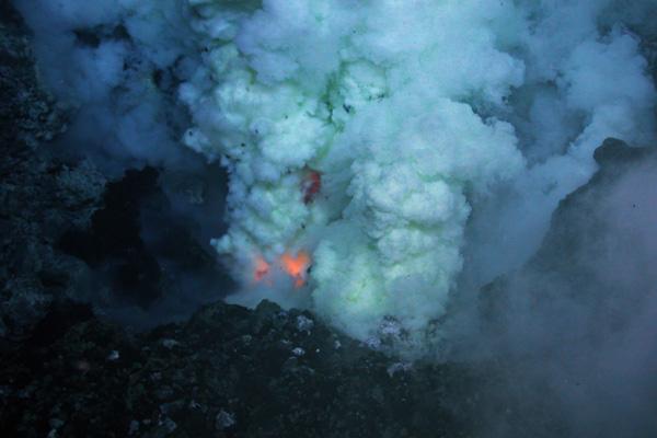 scientist-observing-deepest-underwater-eruptions-of-west-mata-volcano