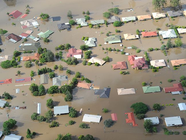 Brisbane flood fears, autorities to release water from dam