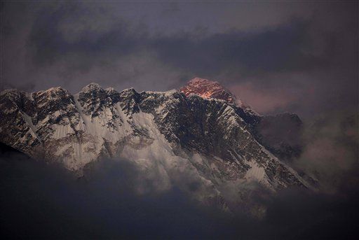 Hundreds of foreigners stranded in Everest region
