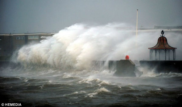 Powerful storm lashed UK, heading toward Scandinavia