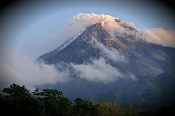 Increased activity at 25 volcanoes in Indonesia