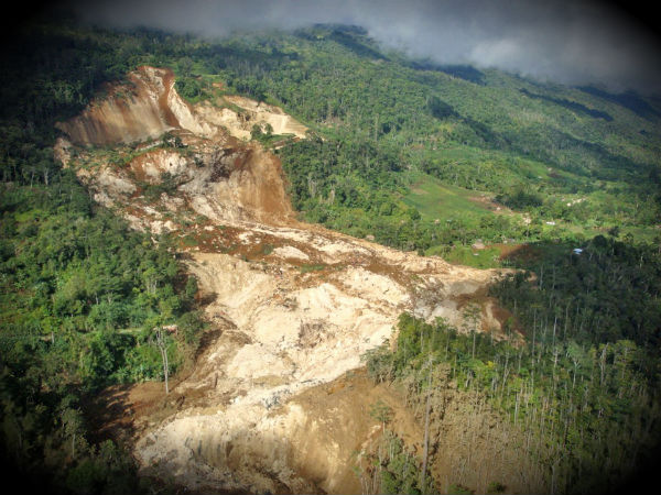 large-landslide-swept-throught-villages-in-papua-new-guinea