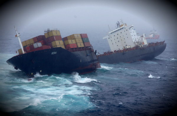 Cargo ship Rena broke in two causing new oil spill