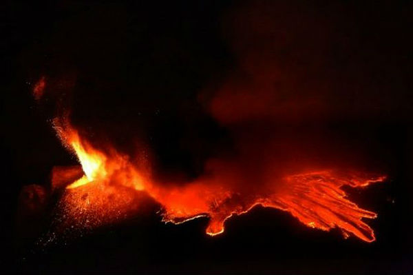 mt-etna-enters-2012-with-new-paroxysmal-eruption-spewing-ash-up-to-5-kilometers