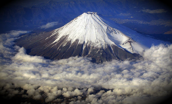 A new massive fault line discovered beneath Mount Fuji
