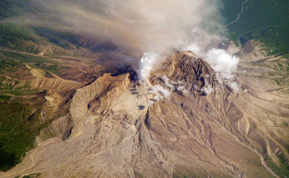 following-a-series-of-tremors-shiveluch-volcano-in-kamchatka-spewed-ash-7-3-km-above-sealevel-on-may-29-2012