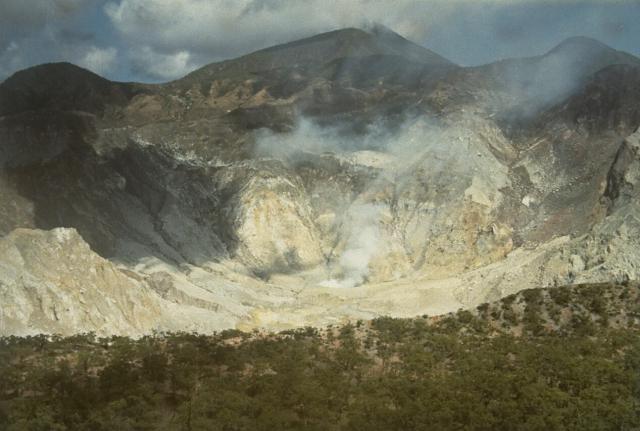 sirung-volcano-back-to-life-and-on-alert-level-3-new-phreatic-eruption-and-strong-degassing