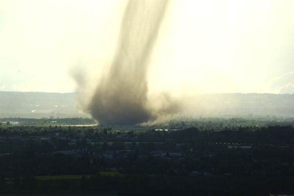 Violent tornado near Toulouse, France