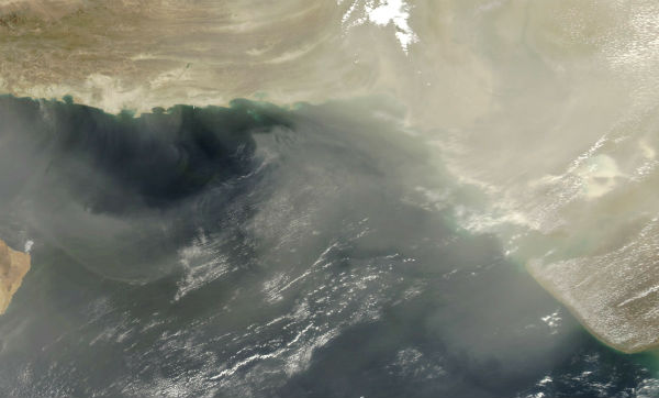 extremely-destructive-dust-storm-affects-pakistan