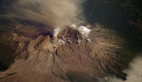 shiveluch-volcano-kamchatka-spews-ash-8-km-high