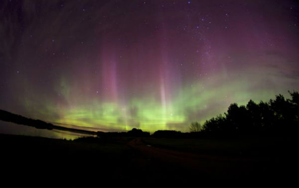 subsiding-geomagnetc-storm-lit-up-both-poles-with-bright-auroras