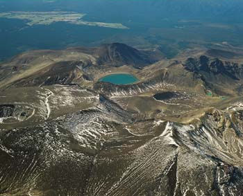 Mt. Tongariro shows more volcano activity with volcanic gas