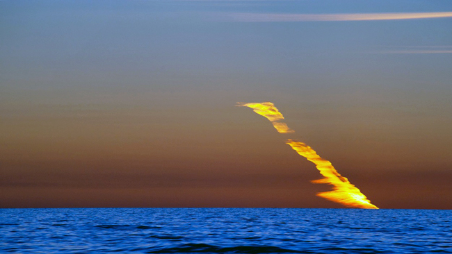meteor-plunges-into-ocean-lighting-up-perth-sky