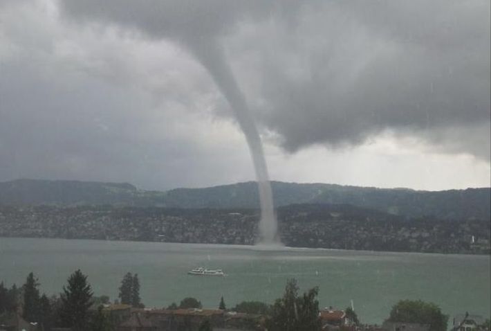 rare-tornado-touchdown-on-lake-of-zurich-switzerland