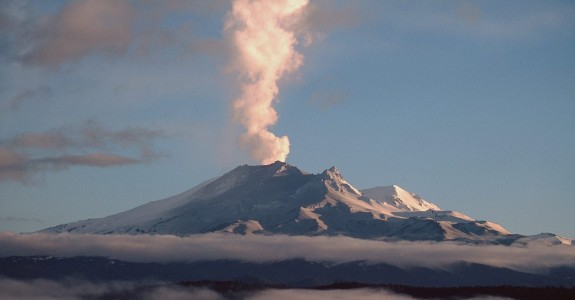 bright-red-rocks-flying-out-of-the-mountain-as-second-new-zealand-volcano-erupts-mt-tongariro