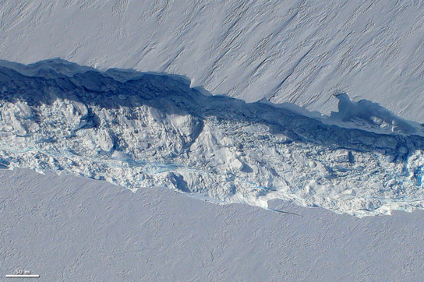 Pine Island Glacier’s calving front free of sea ice