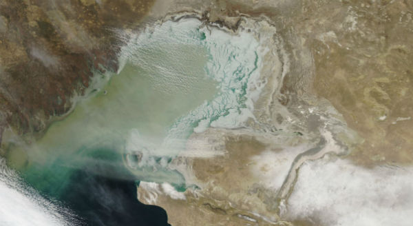 dust-blowing-over-caspian-sea-and-sarygamysh-lake