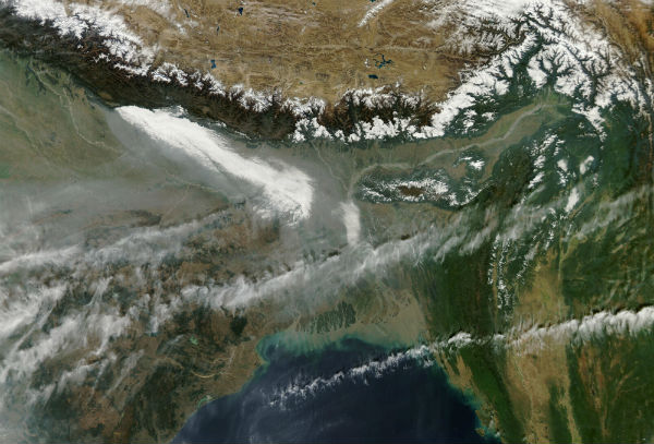 Haze continues to spread across India and Bangladesh (Credit: MODIS/Aqua)