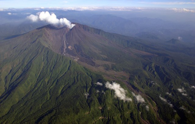 volcanic-activity-at-reventador-peaks