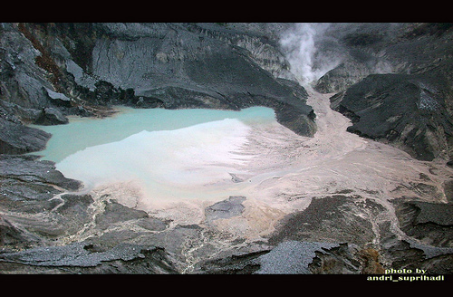 tourist-site-at-volcano-tangkuban-parahu-closed-after-increased-activity