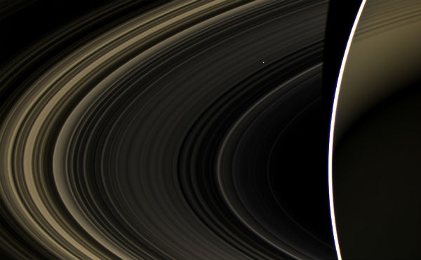 Stunning views of Venus through Saturn’s rings