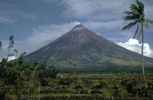 M 5.6 earthquake hit Philippines, landslides and new activity at Mayon volcano