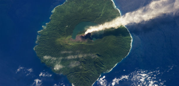 Steam plume observed at Gaua volcano, Vanuatu
