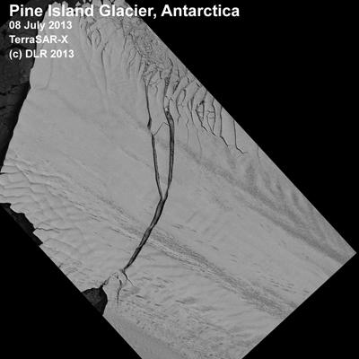 huge-iceberg-breaks-away-from-the-pine-island-glacier-in-the-antarctic