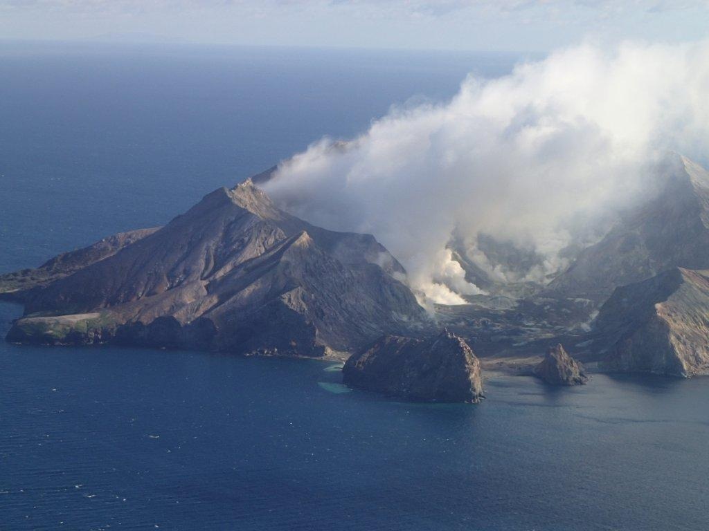 Small tremor bursts occurring like clockwork at White Island, New Zealand