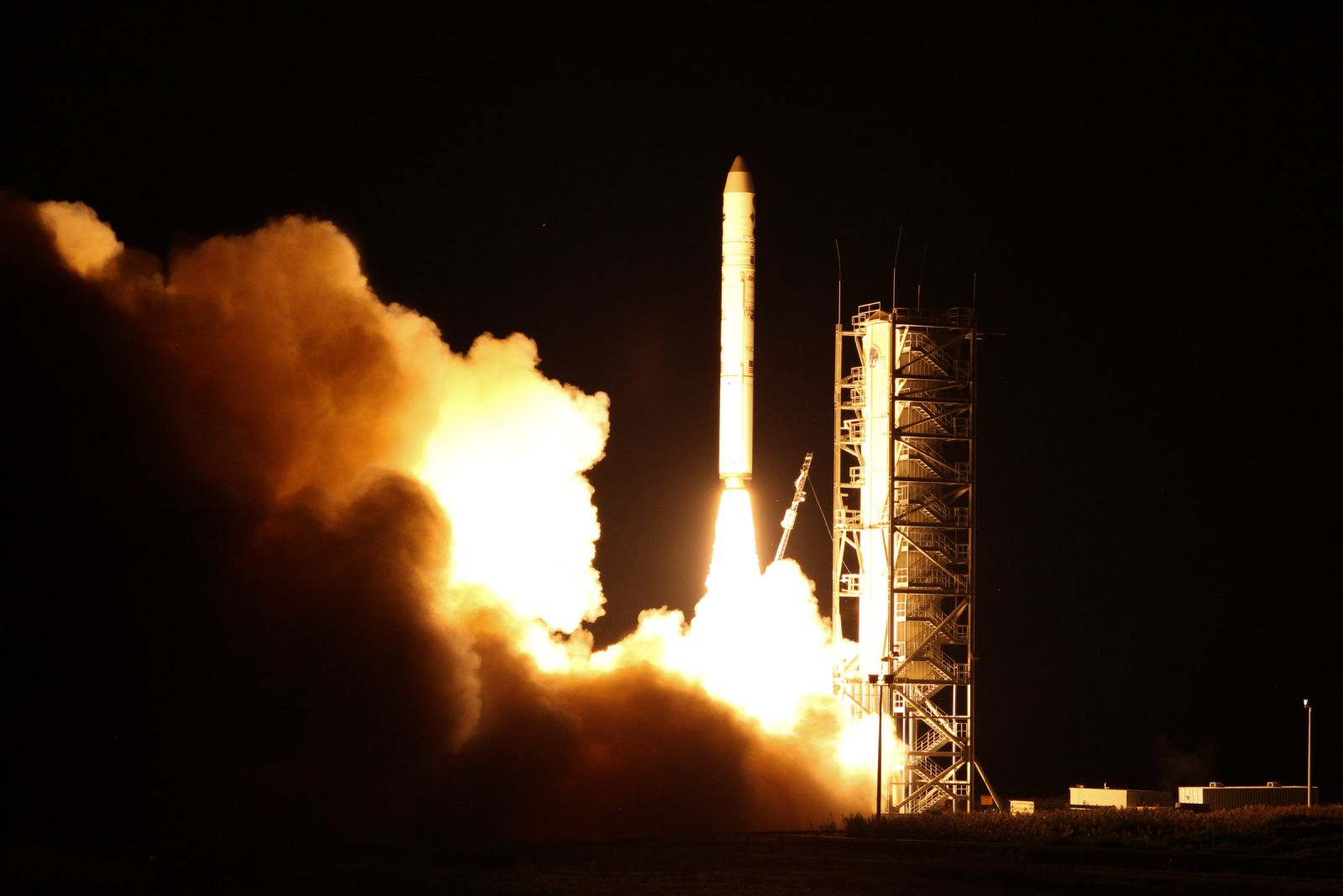 LADEE space mission launched on its way toward the Moon