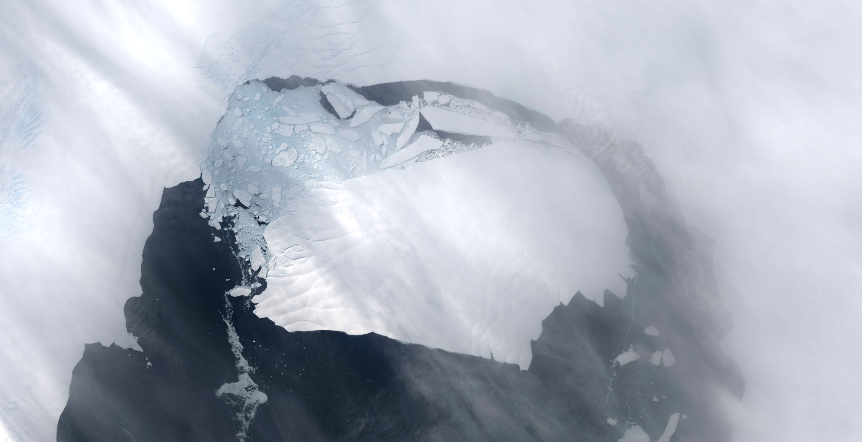 Major iceberg cracks off Pine Island Glacier, Antarctic
