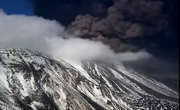 Mount Etna erupts – lava fountains up to 800 meters