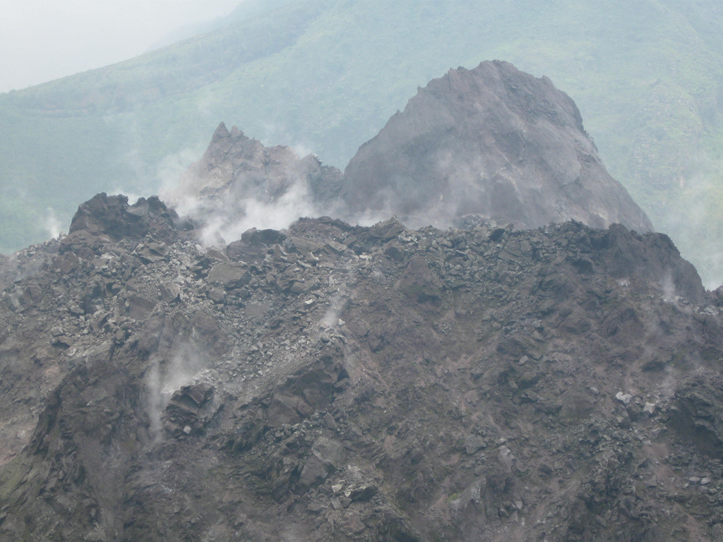 strong-eruption-of-kelut-volcano-forces-thousands-to-flee-indonesia