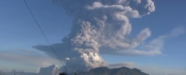 Intense eruption of Tungurahua volcano causes total darkness in Chacauco, Ecuador