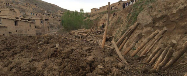 safety-fears-as-people-drawn-to-afghan-mudslide-site
